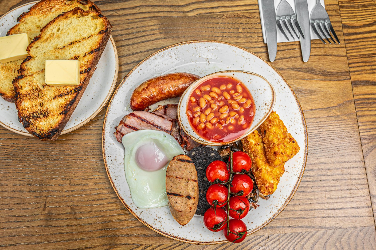 A full Irish breakfast with eggs, beans, tomatoes and toast