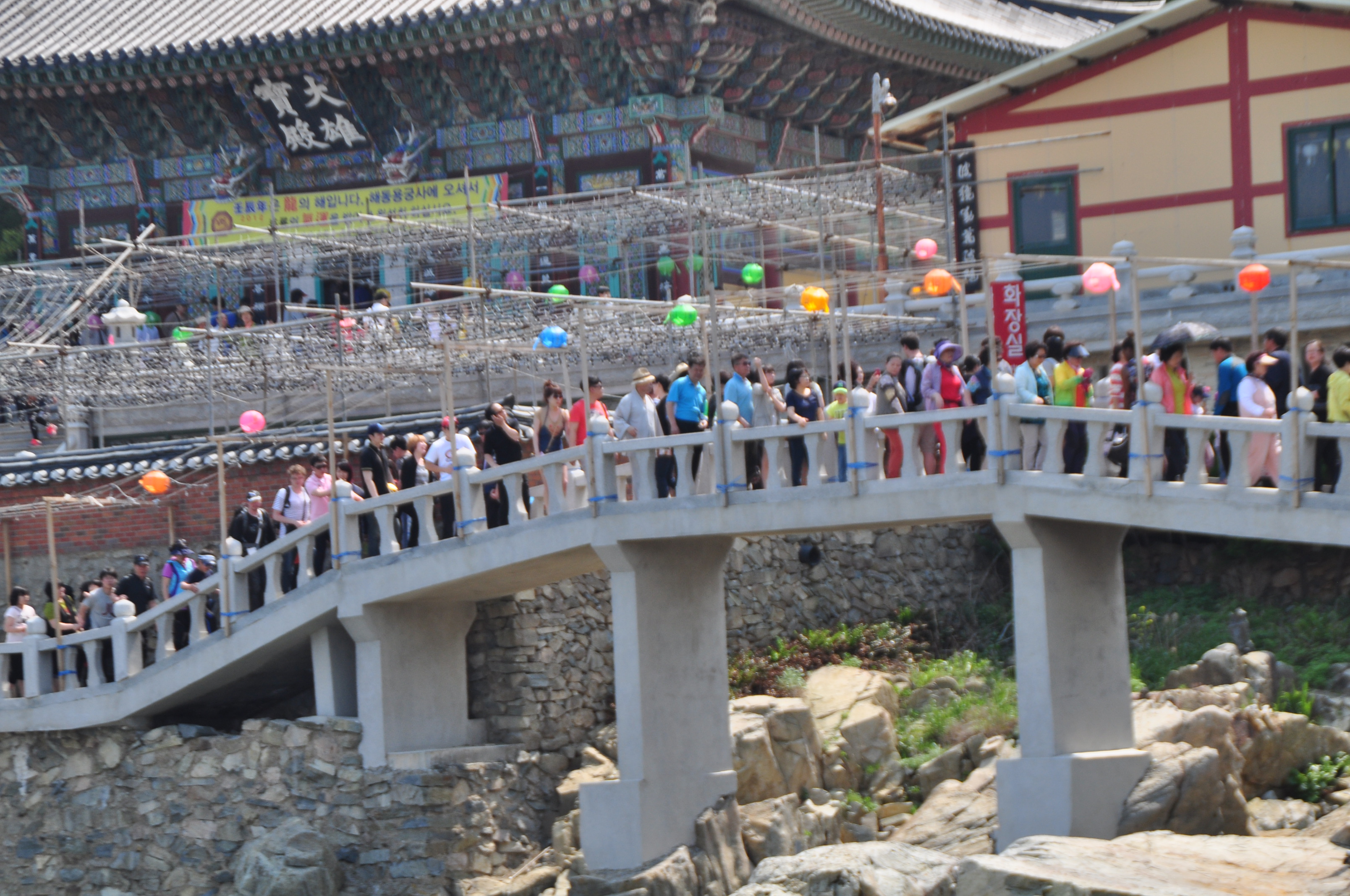 The bridge and crowds at Haedong Yonggungsa Temple in Busan