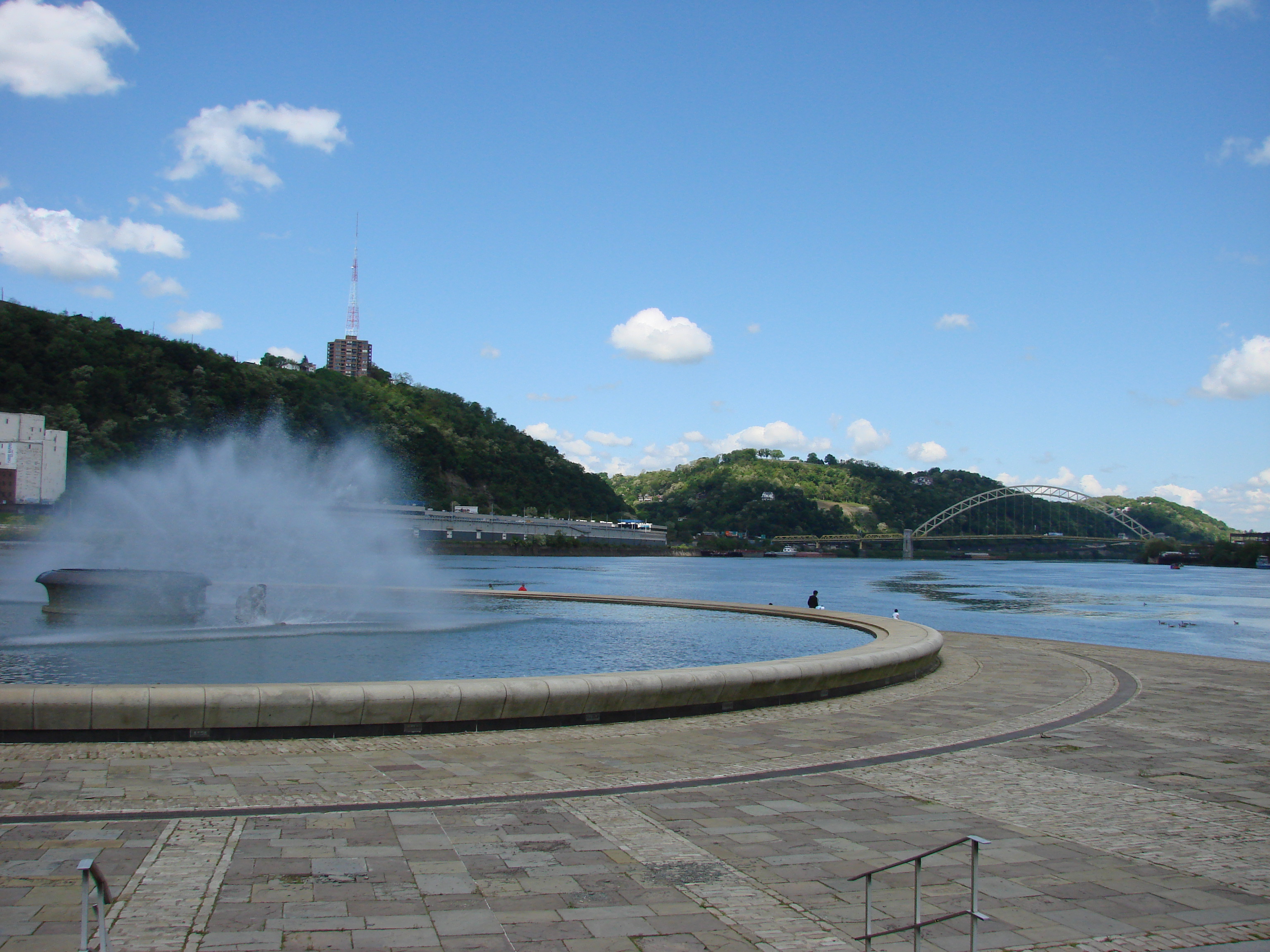 The fountain at Point State Park with the Pittsburgh skyline behind it